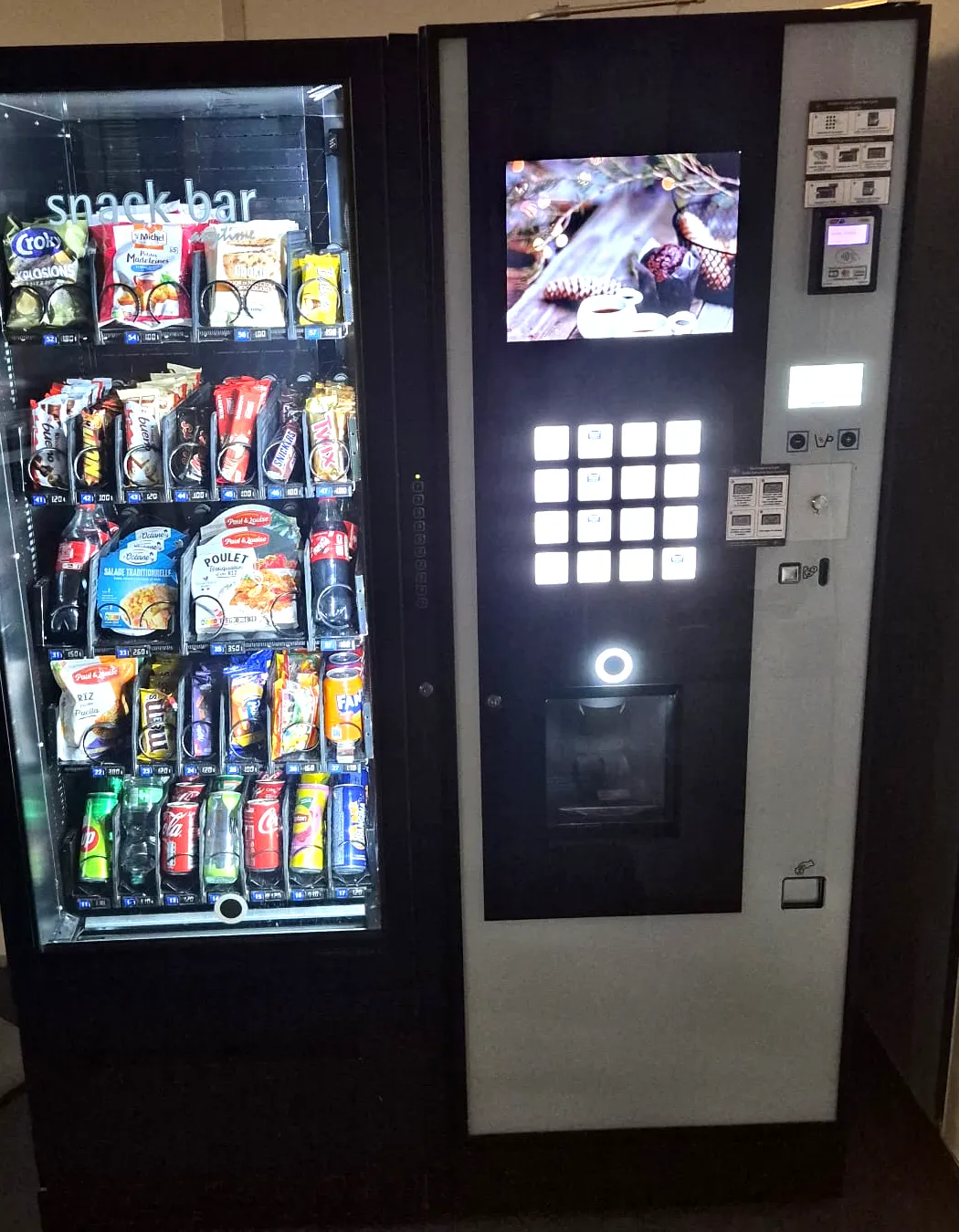 Distributeur de snacks et machine à café à écran installés côte à côte